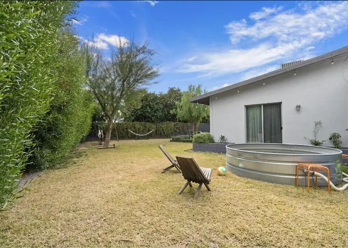 Holiday home Mid-century Stunner // Large Yard And Patio For Indoor/outdoor Living