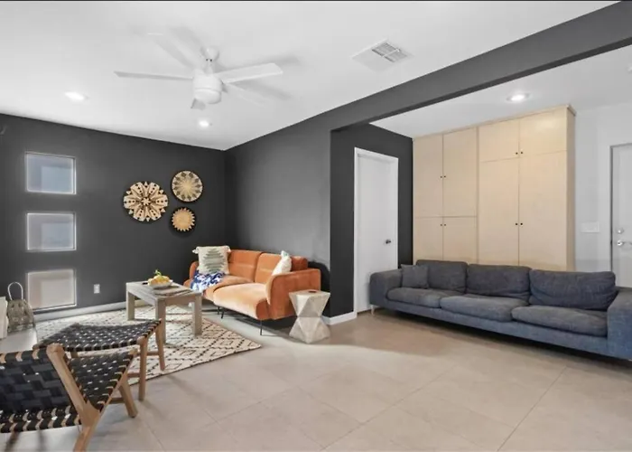 Holiday home Mid-century Stunner // Large Yard And Patio For Indoor/outdoor Living