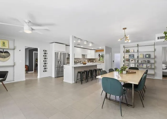 Mid-century Stunner // Large Yard And Patio For Indoor/outdoor Living Holiday home