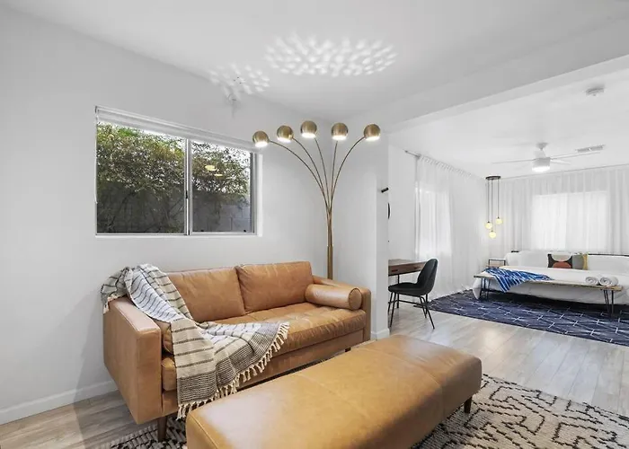 Holiday home Mid-century Stunner // Large Yard And Patio For Indoor/outdoor Living