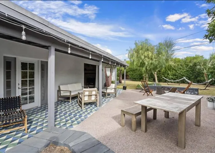 Mid-century Stunner // Large Yard And Patio For Indoor/outdoor Living Holiday home *