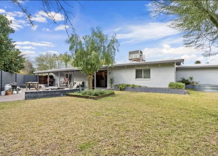Holiday home Mid-century Stunner // Large Yard And Patio For Indoor/outdoor Living *