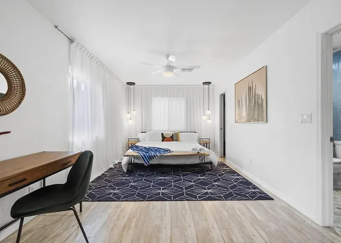 Holiday home Mid-century Stunner // Large Yard And Patio For Indoor/outdoor Living